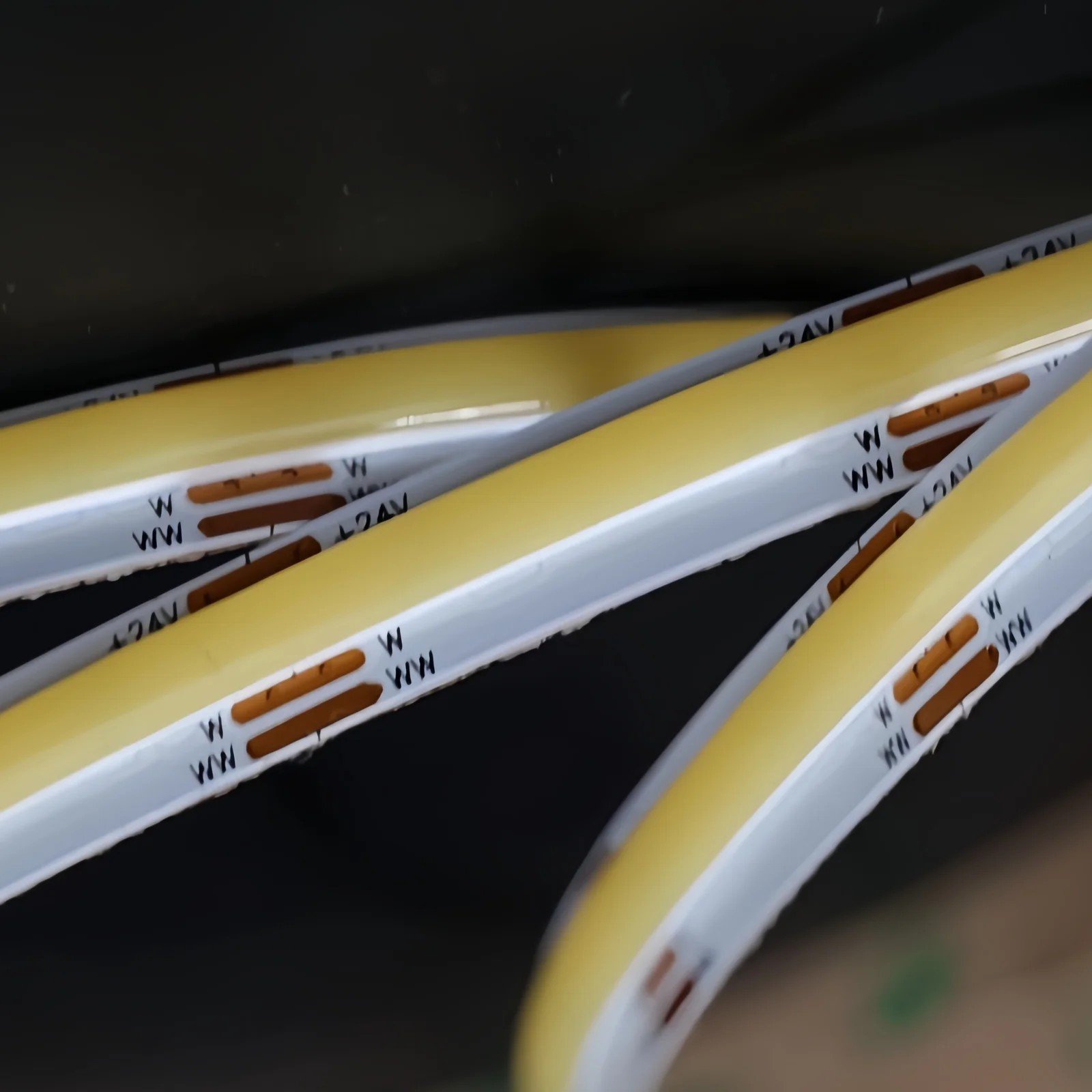 LUMSET® COB LED Strip – 576 LEDs:m, Dual CCT 2700K–6500K, 10+10W:m, 24V, 8mm, 3 Wire, CRI90+, Non Panelized, Side Dam Sealed